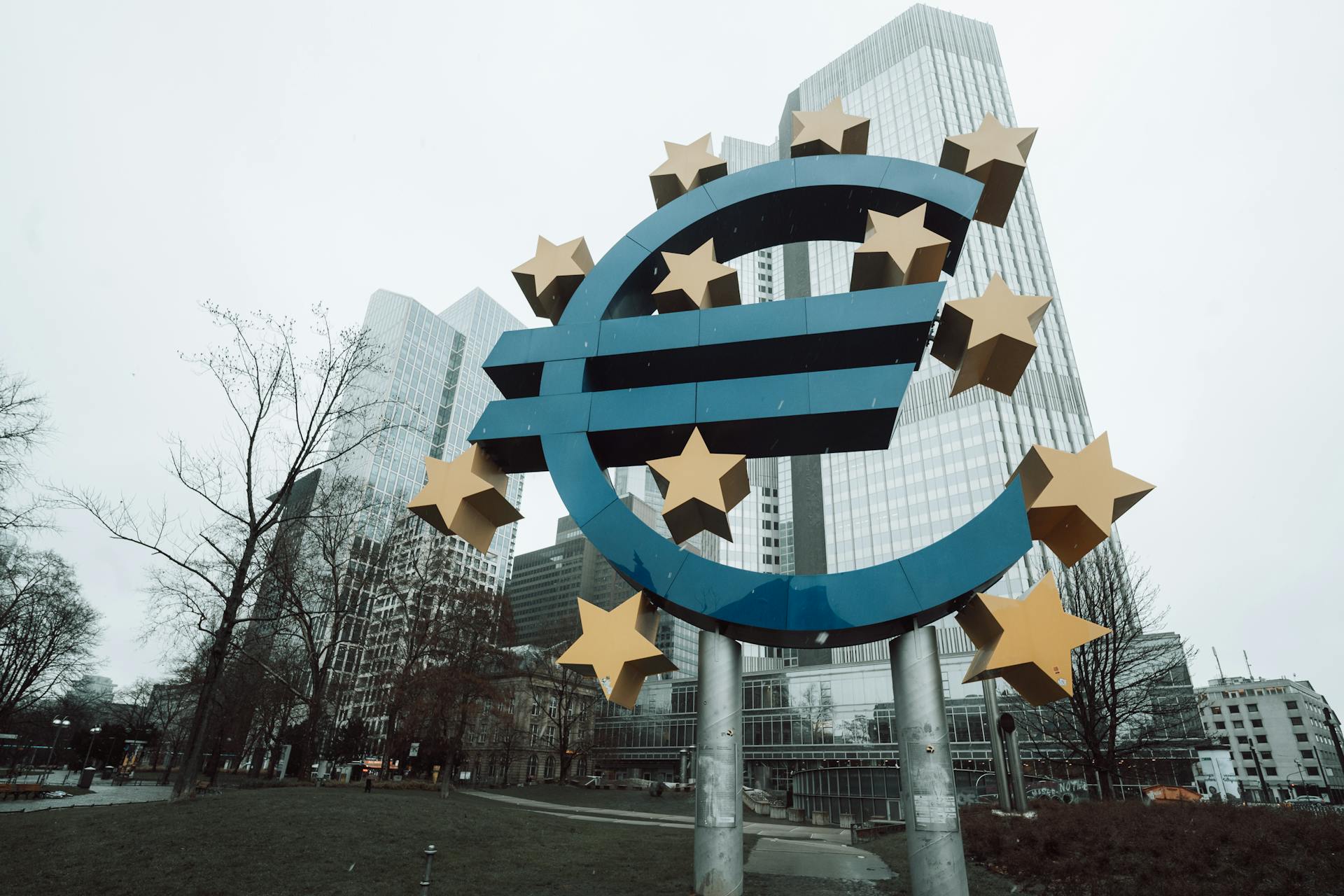 Euro-Skulptur vor der Europäischen Zentralbank (EZB) in Frankfurt