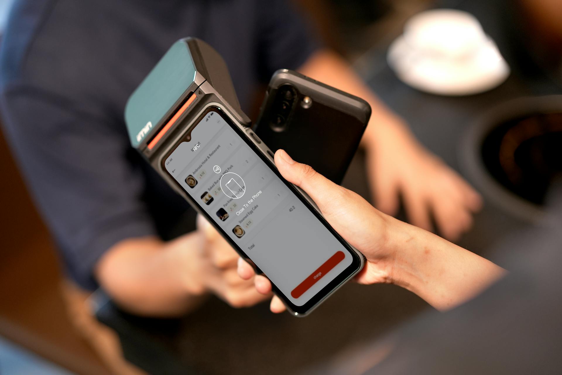 Kontaktloses Bezahlen mit Smartphone am NFC-Terminal — Mobile Payment in Europa