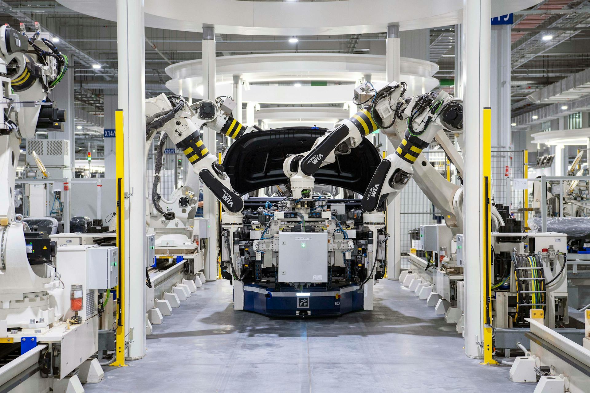 Moderne Fertigungsstraße mit Industrierobotern in einer deutschen Fabrik