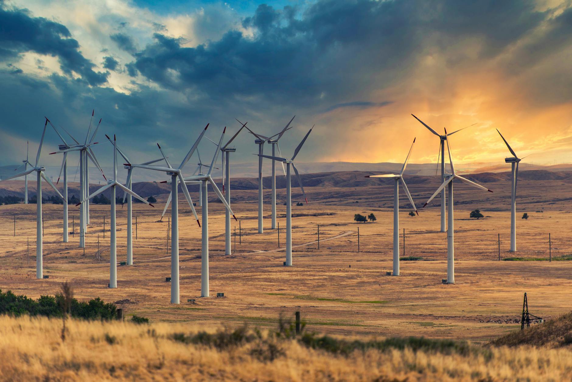 Windkraftanlagen bei Sonnenuntergang — Symbolbild Energiewende