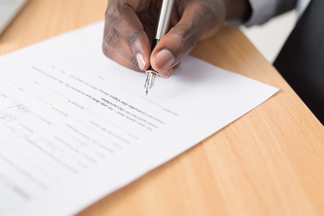 Digitale Unterschrift auf Vertrag: Sicherer Compliance-Workflow für Geschäftsprozesse.