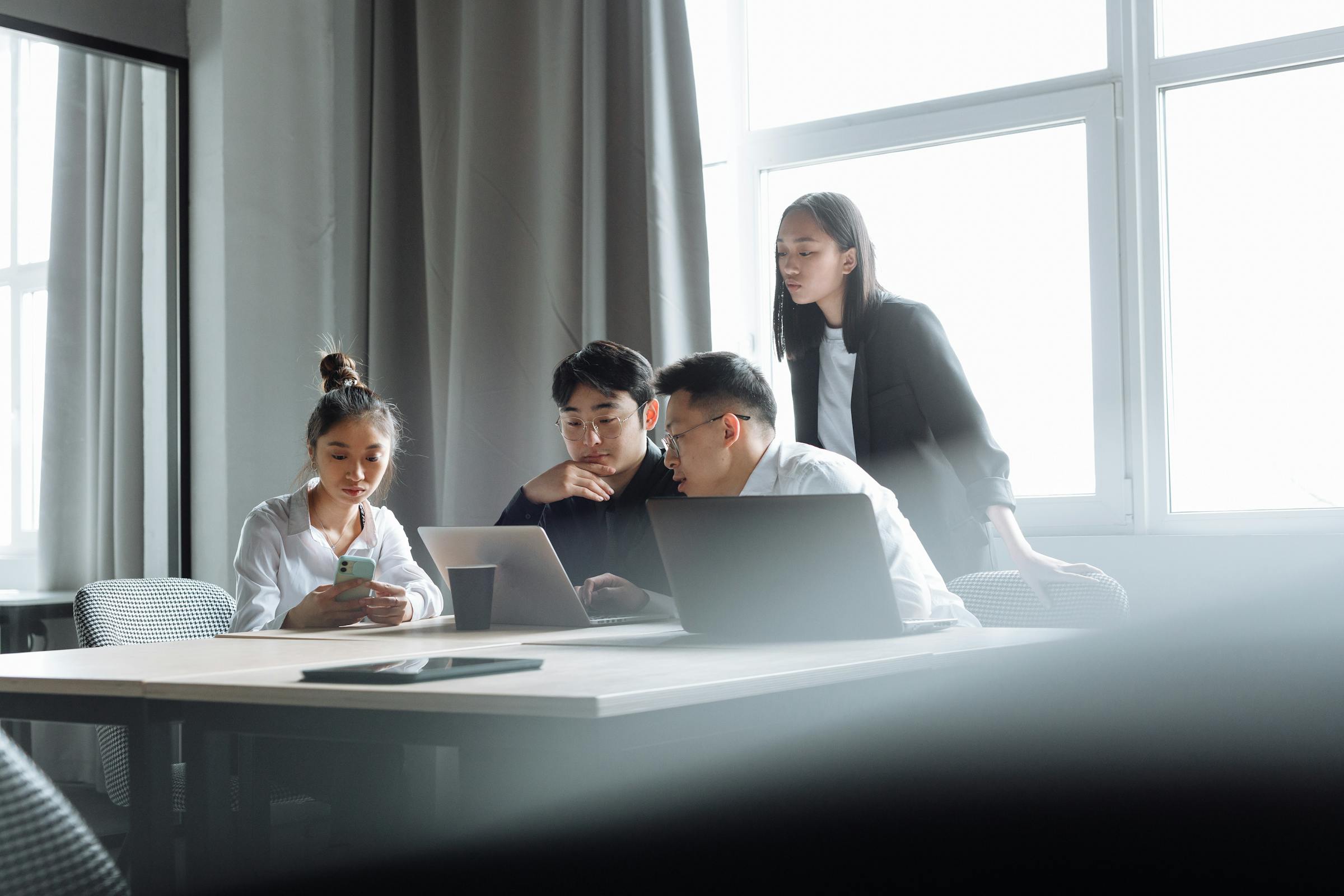 Junger Profi als KI-Strategie-Teamlead: Karriereentwicklung im Digitalisierungstrend.
