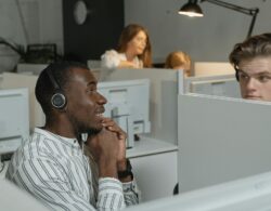 IA générative en service client : comment les PME passeront du pilote au fonctionnement standard d&rsquo;ici 2026