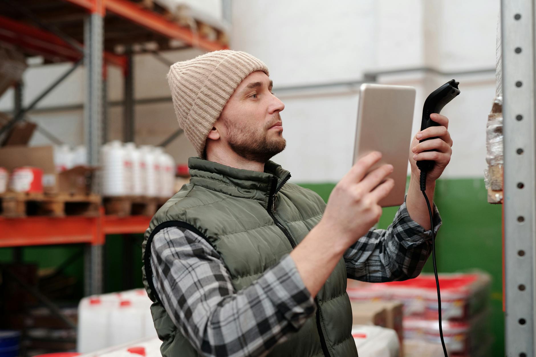 Warehouse-Mitarbeiter scannt Lagerbestand mit Handscanner - Serialisierung in der Supply Chain