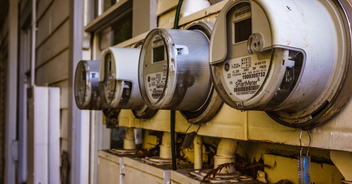 Smart-Meter-Reihe an Wohnhaus-Außenwand - Symbolbild für intelligenten Zähler-Rollout