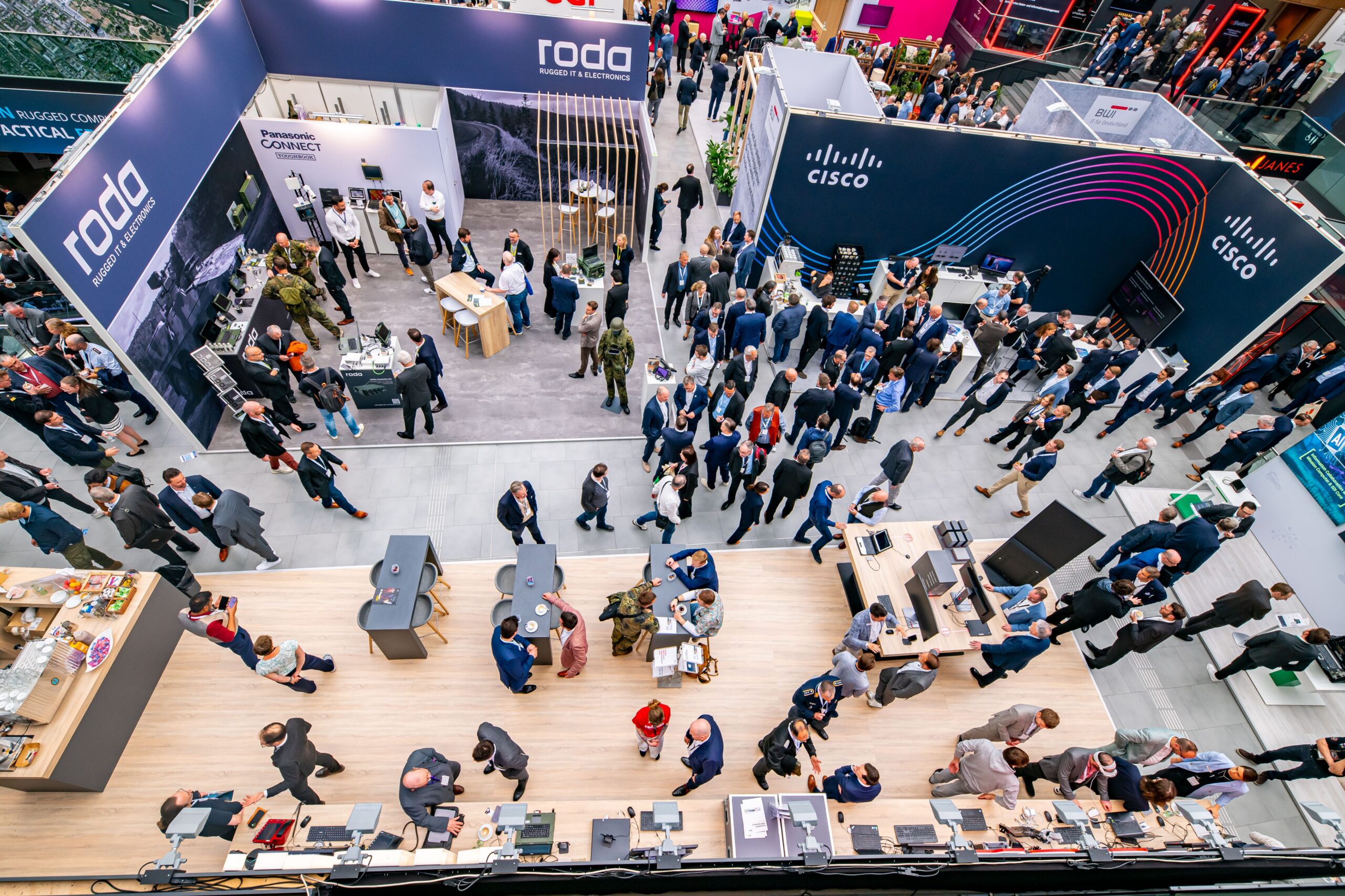 AFCEA Fachausstellung 2026 im World Conference Center Bonn: Aussteller und Besucher im Networking-Bereich der Defense-IT-Industrie.