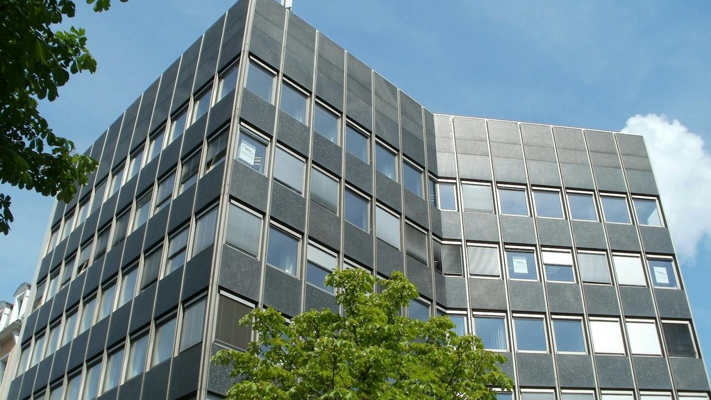 Aufnahme von Pixabay zeigt ein schwarzes Glasgebäude aus niedriger Perspektive.