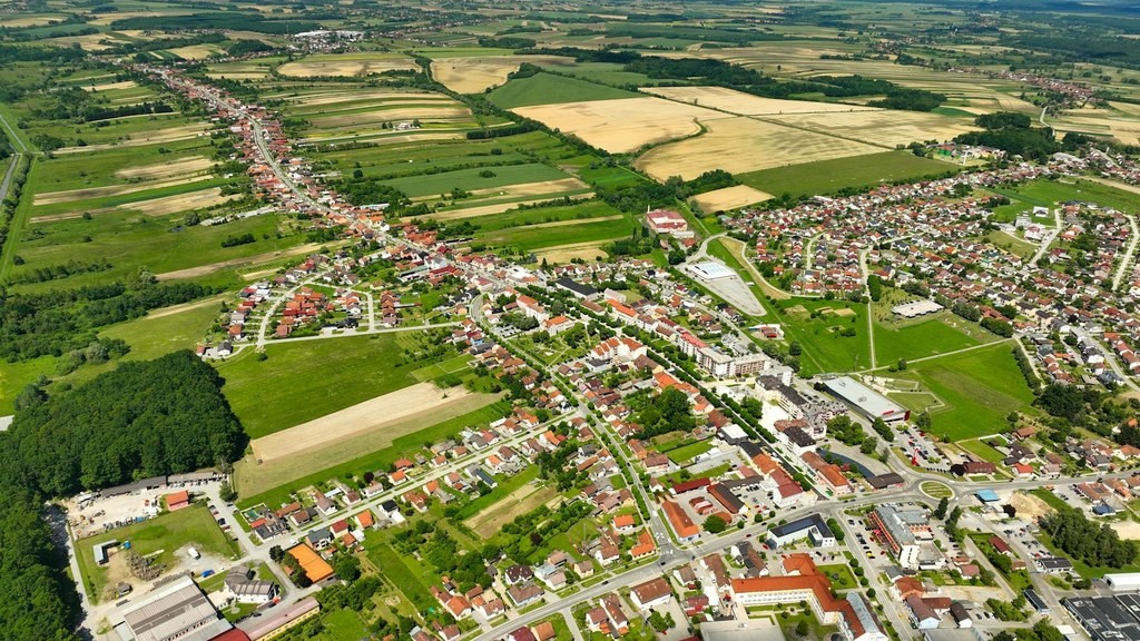 Aufnahme von Vladimir Srajber aus der Luft zeigt die Stadt Garešnica, Felder und die umliegende Landschaft unter klarem Himmel.