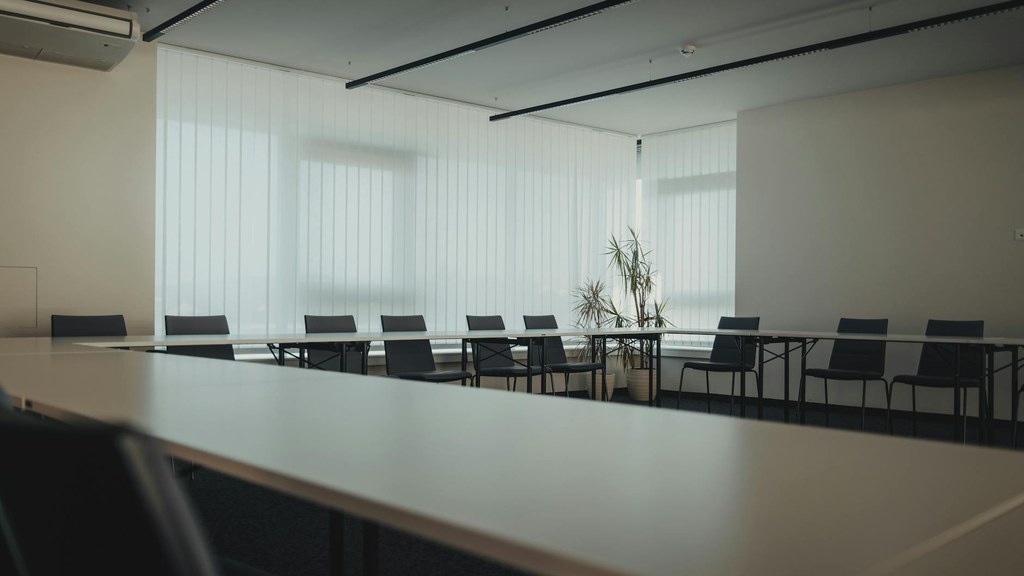 Aufnahme von Michael Pointner aus einem Büro zeigt eine moderne Arbeitsplatzumgebung mit anspruchsvoller Architektur.