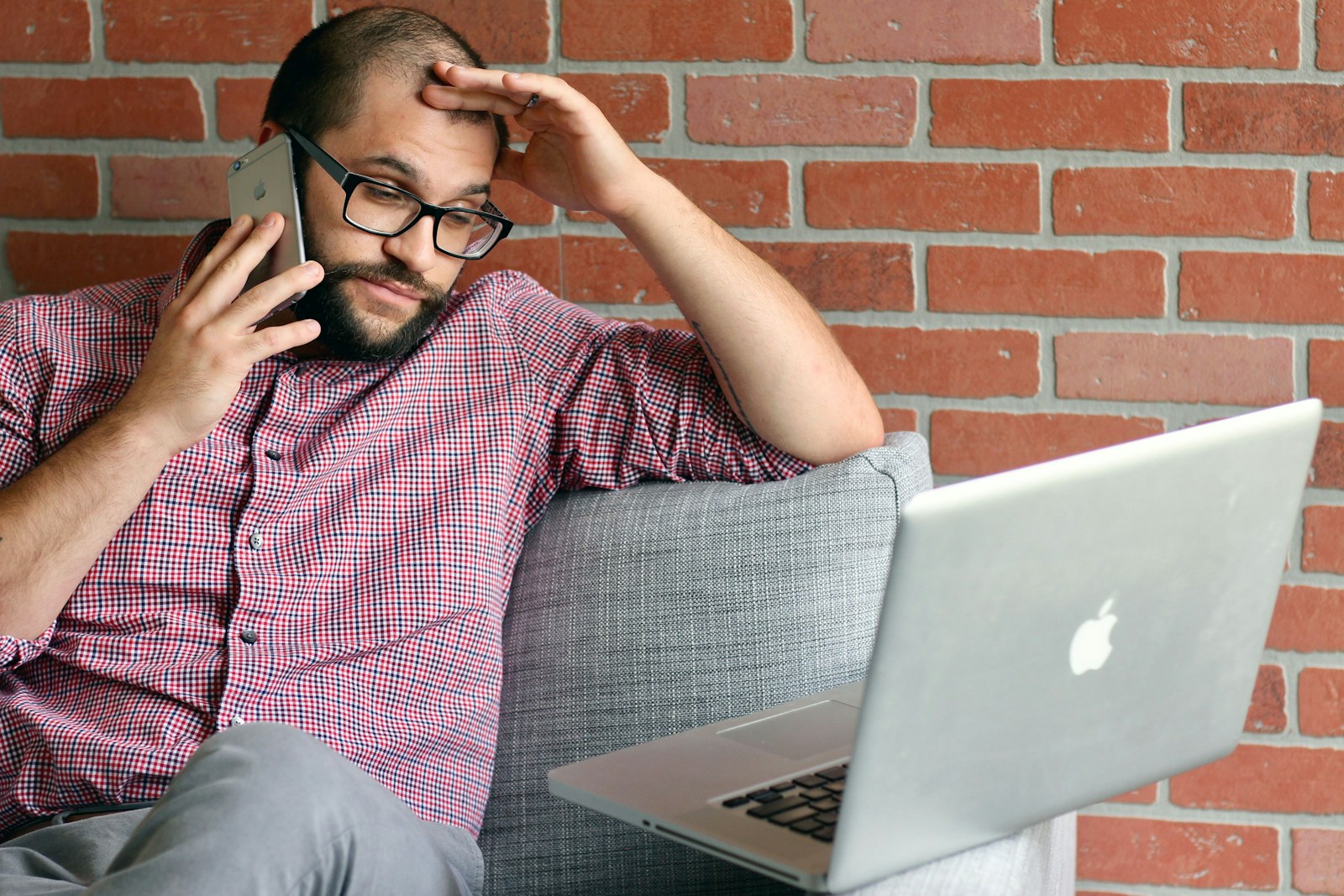 Mann mit Laptop - KI-Reality-Check für den Mittelstand