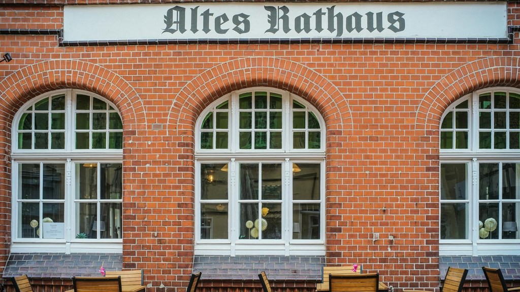 Aufnahme von Calvin Seng aus einer Altstadt zeigt architektonische Details eines alten Rathauses.