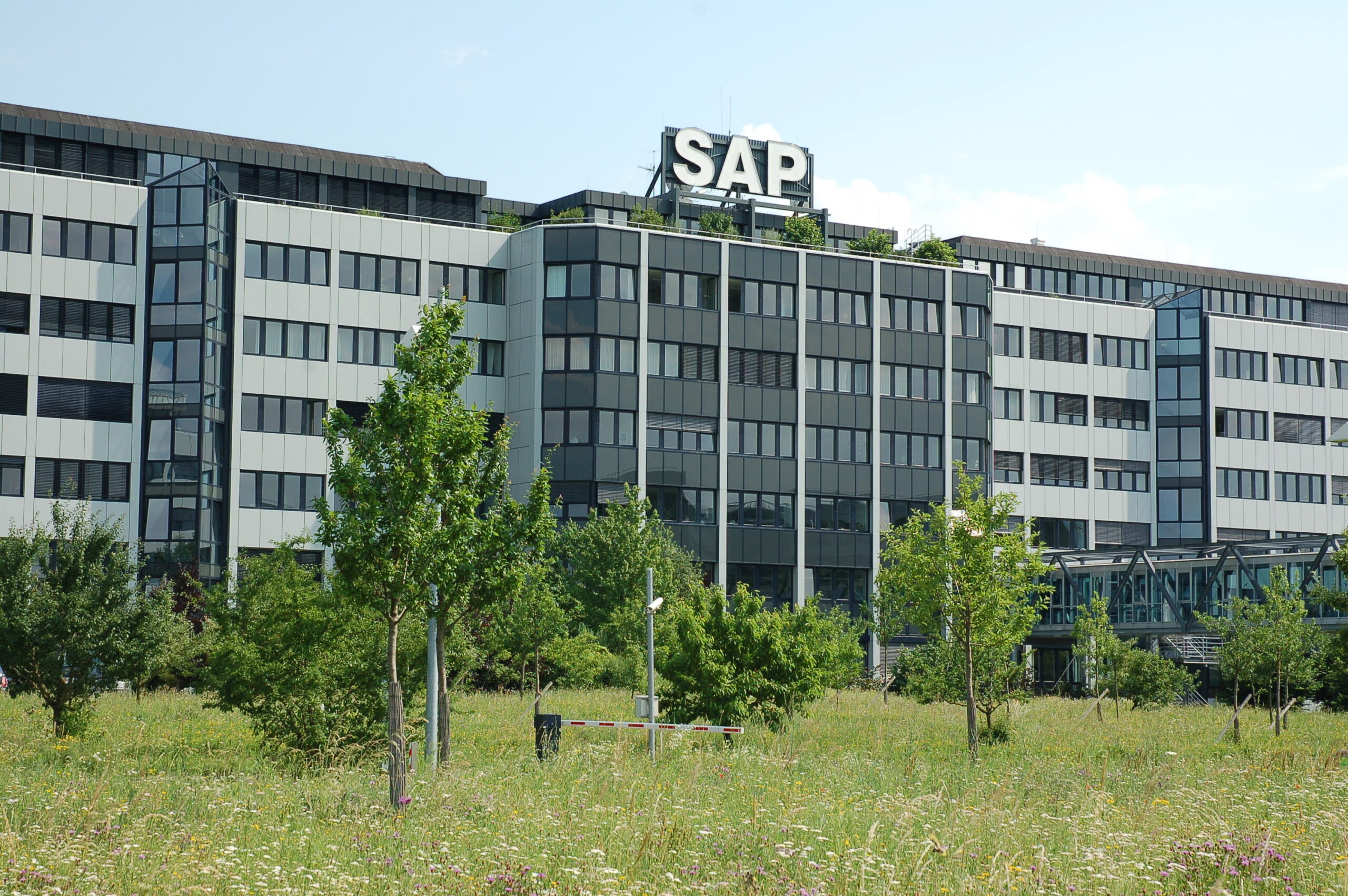 SAP-Hauptsitz in Walldorf, Hauptgebaeude mit SAP-Logo, Frontansicht
