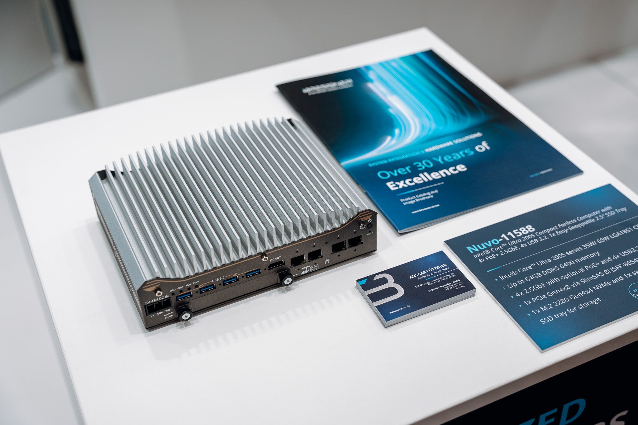 Kompakter lüfterloser Industrie-Edge-Computer am BRESSNER-Stand auf der Hannover Messe 2026.