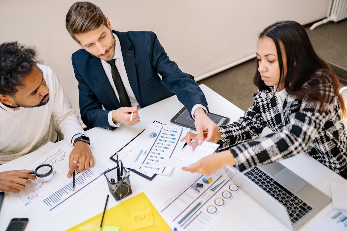 Team arbeitet an KI-Agenten im Mittelstand, Symbolbild für Pilotprojekte und produktiven Einsatz