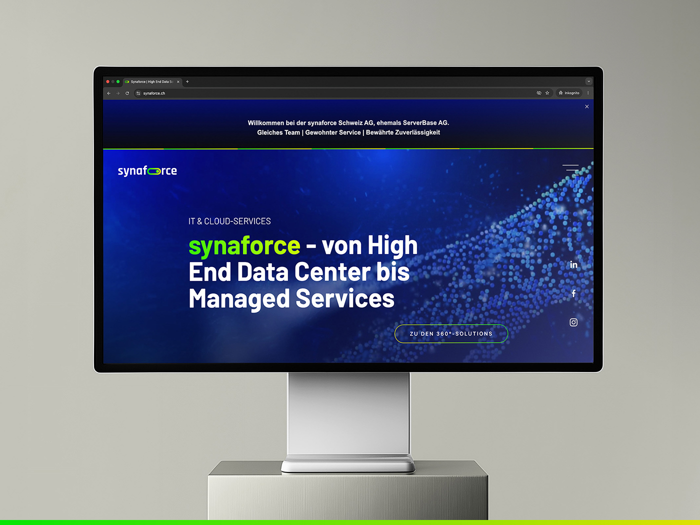 Monitor mit synaforce Website und Hinweis auf High End Data Center und Managed Services