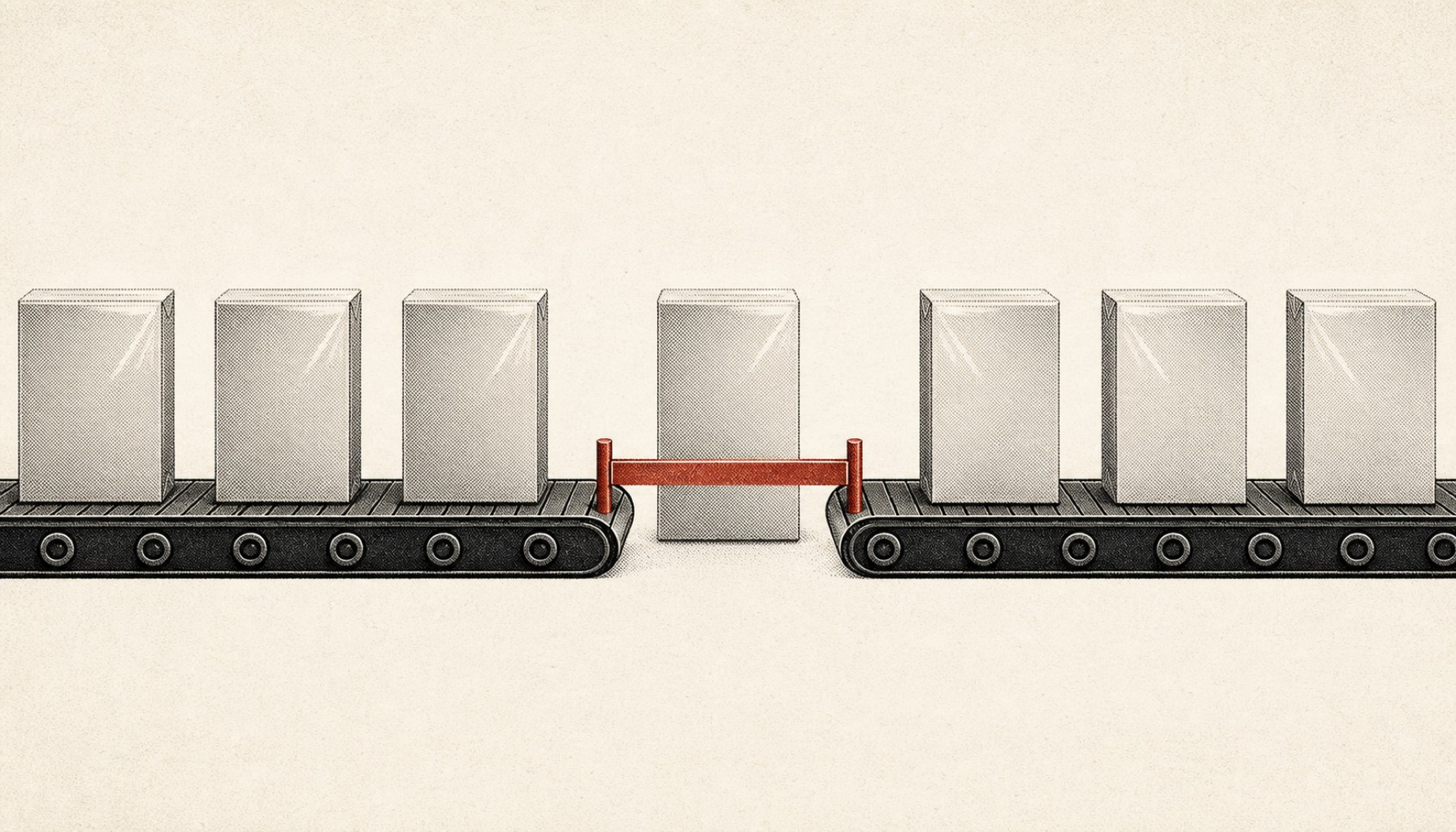Auf warmem Creme-Papier (Magazin-Palette warm-business) eine einzige Editorial-Metapher im Stil von HBR/Economist: in Ink-Charcoal eine horizontale Reihe versiegelter Software-Pakete auf einem Förderb