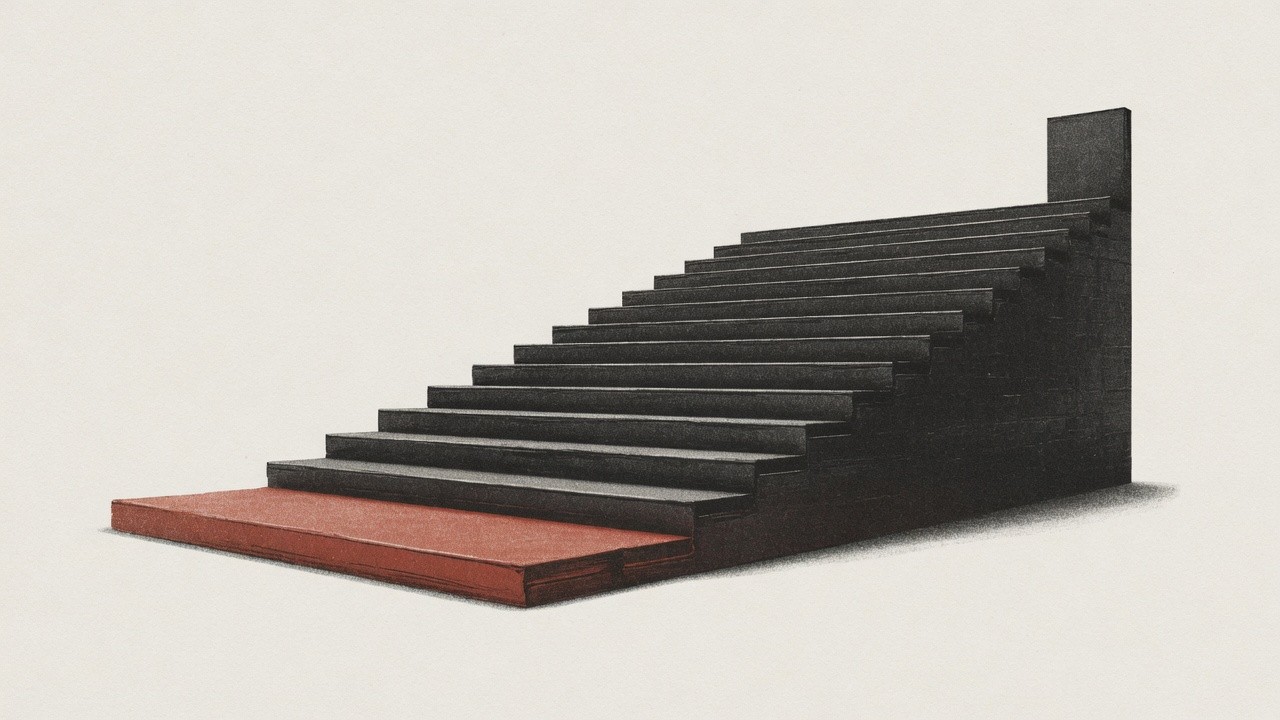 Schwarze Treppe mit ansteigenden Stufen und roter flacher Platte im Vordergrund auf hellem Grund.